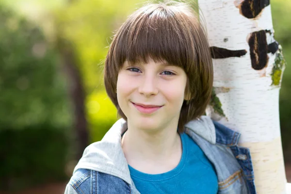 Retrato de chico guapo al aire libre. Adolescente chico neer el abedul en spri — Foto de Stock