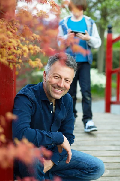 Retrato de bonito feliz sorrindo homem posando no primavera japonês — Fotografia de Stock