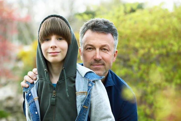Pai com filho ao ar livre retrato. Mid pai adulto e seus 11 anos — Fotografia de Stock
