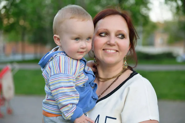 快乐的母亲抱着她可爱的小儿子。家庭室外雷 — 图库照片