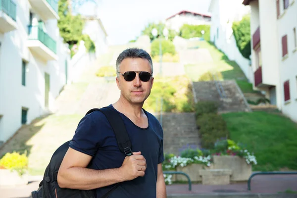 Retrato de calle al aire libre masculino. Hombre adulto medio caminando en verano ci — Foto de Stock