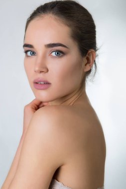 Avuç içi ile yüzünü dokunaklı güzel ve genç birbayan. Güzellik kadın