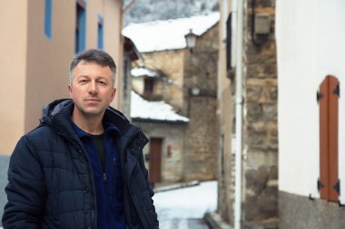 Adam eski ortaçağ şehir Broto, İspanya. Eski Manzaralı