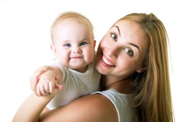 Onun bebek kızı mutlu gülümseyen, stüdyo portra ile genç anne