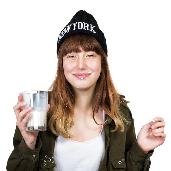 Gelukkig lachend tiener meisje consumptiemelk op witte achtergrond. — Stockfoto