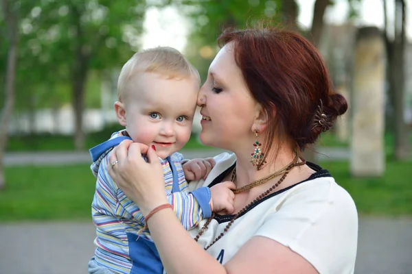 Gelukkig moeder houdt van haar schattige zoontje. Familie buiten lei — Stockfoto