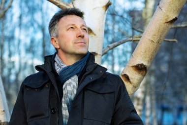 Mutlu gülümseyen yakışıklı. Açık sonbahar erkek portre. Attrac