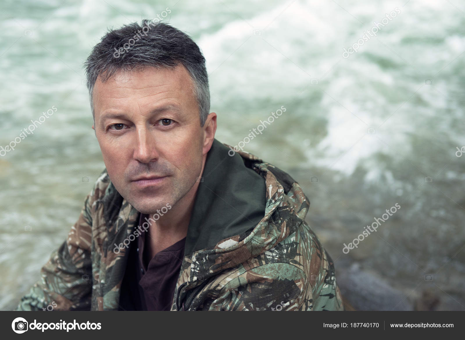 屋外の男性肖像画 男山川の近くの岩の上に座って ストック写真 C Khorzhevska