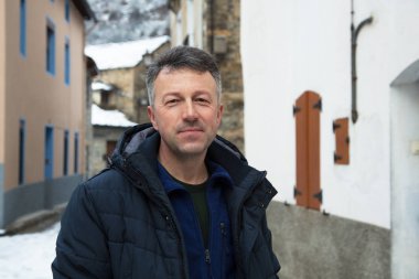 Adam eski ortaçağ şehir Broto, İspanya. Eski Manzaralı