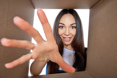 Mutlu kız açılış posta paketi. C tutarak heyecanlı genç kadın