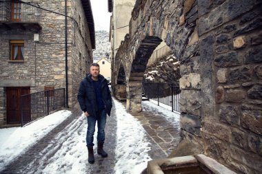 Adam eski ortaçağ şehir Broto, İspanya. Eski Manzaralı