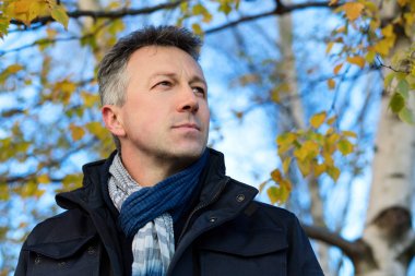 Mutlu gülümseyen yakışıklı. Açık sonbahar erkek portre. Attrac