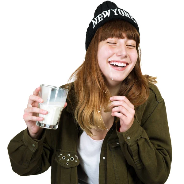 Felice sorridente adolescente ragazza bere latte su sfondo bianco . — Foto Stock