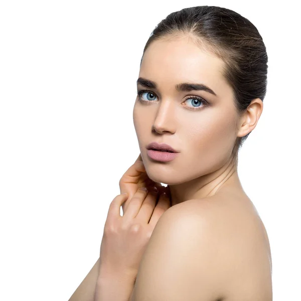 Retrato femenino de belleza. Hermosa joven posando sobre blanco — Foto de Stock