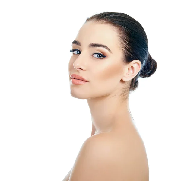 Prachtige dame. Vrouwelijke schoonheid portret op witte achtergrond. BEA — Stockfoto