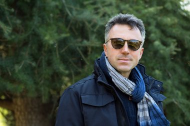 Yakışıklı adam. Açık kış erkek portre. Çekici emin