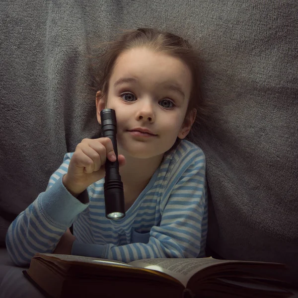 Kislány mesék olvasása alatt a borít a Eve könyv — Stock Fotó