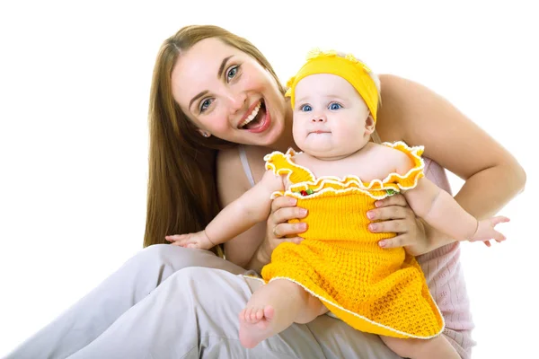 Jovem mãe com sua filha bebê feliz sorrindo, estúdio portra — Fotografia de Stock