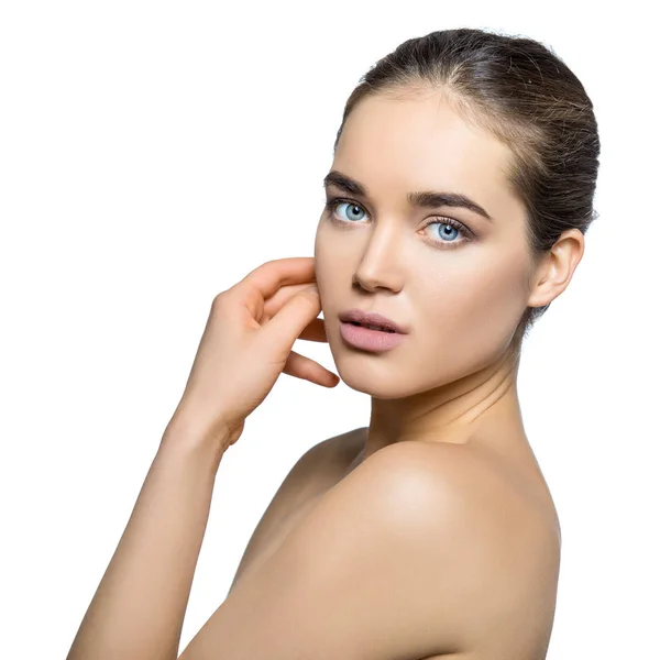 Retrato femenino de belleza. Hermosa joven posando sobre blanco — Foto de Stock