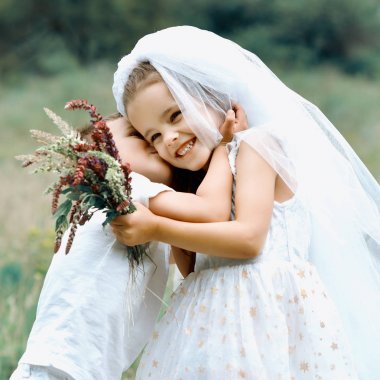 Genç gelin ve Damat Düğün yaz açık oynuyor. Çocuk l