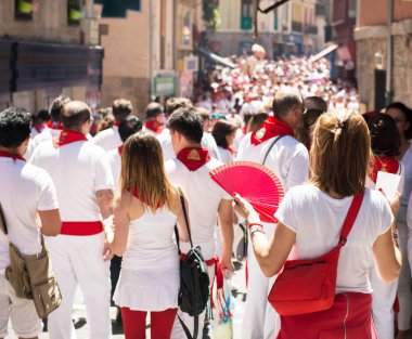 İnsanlar geleneksel beyaz abd San Fermin Festivali kutlamak