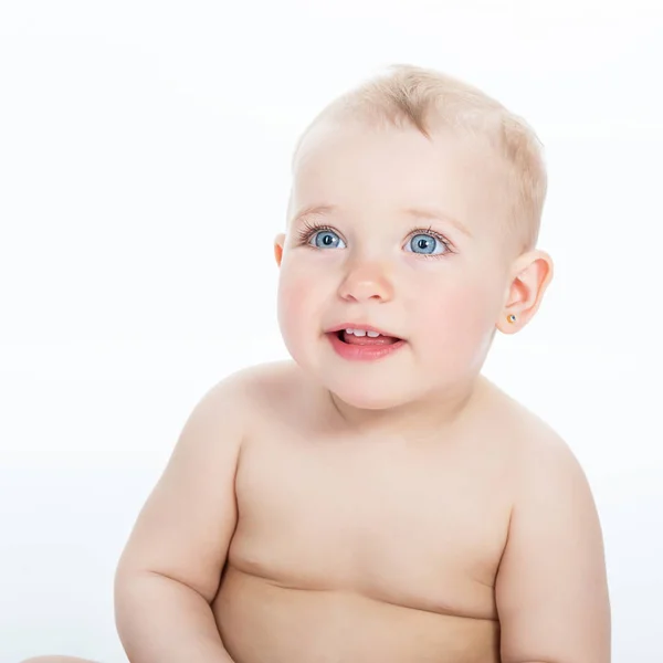 Miúdo adorável. Retrato de bela menina isolada no whit — Fotografia de Stock