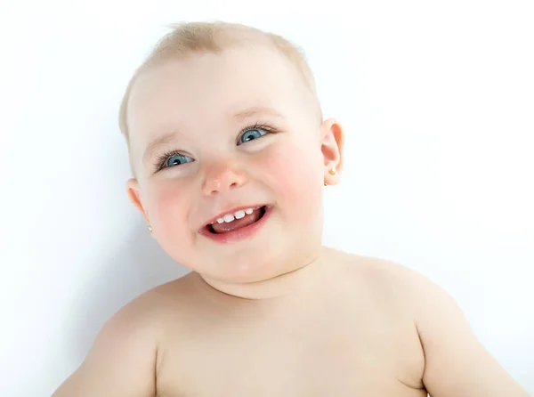 Очаровательный улыбающийся ребенок. Портрет смеющейся красивой маленькой девочки — стоковое фото