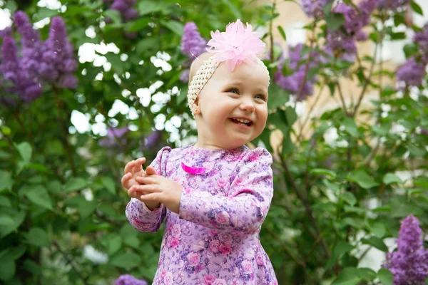 Mooi meisje gelukkig lacht en klapt haar handen over lil — Stockfoto