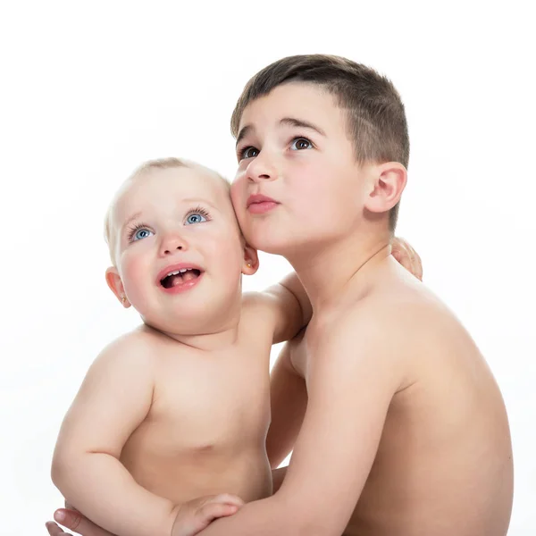 Miúdos adoráveis. Retrato de belo menino abraçando seu cr — Fotografia de Stock