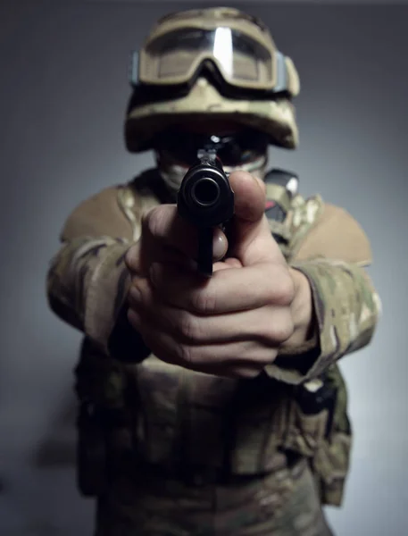 Militar en uniforme de camuflaje, chaleco blindado, gafas oscuras y —  Fotos de Stock