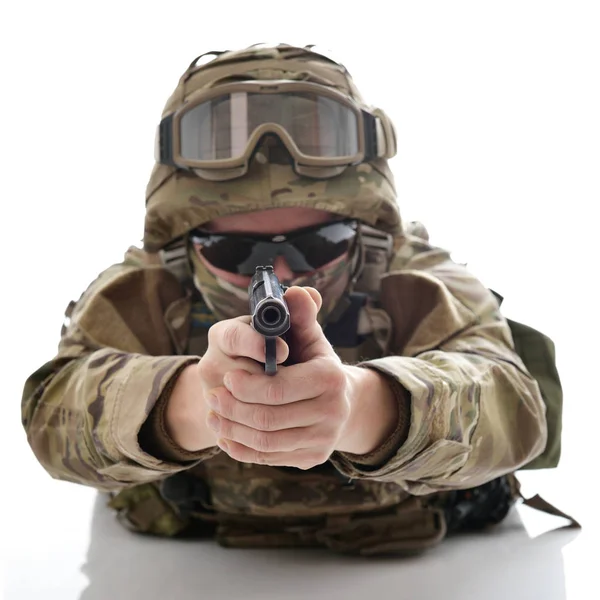 Militar en uniforme de camuflaje, chaleco blindado, gafas oscuras y —  Fotos de Stock