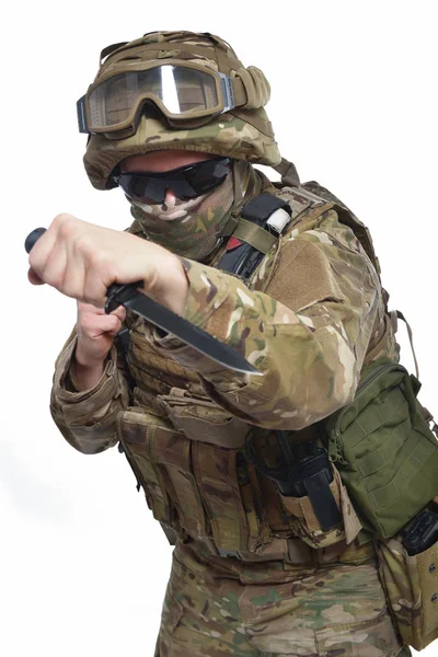 Uomo militare in uniforme mimetica, giubbotto antiproiettile, occhiali scuri e — Foto Stock