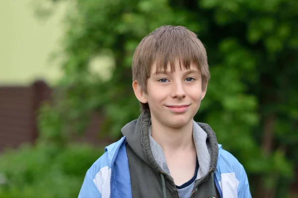 Caramba. Retrato ao ar livre de adolescente de 11 anos. Bonito jovem b — Fotografia de Stock