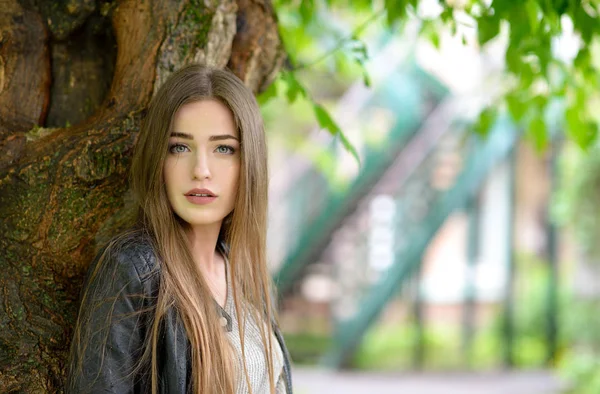 Young attractive woman hiding from the rain under a tree. Girl i — Stock Photo, Image