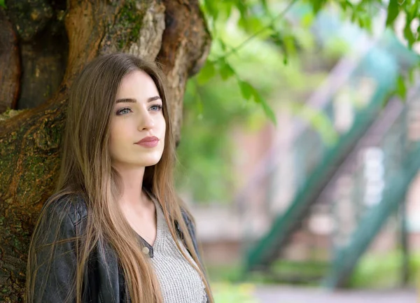 Young attractive woman hiding from the rain under a tree. Girl i — Stock Photo, Image