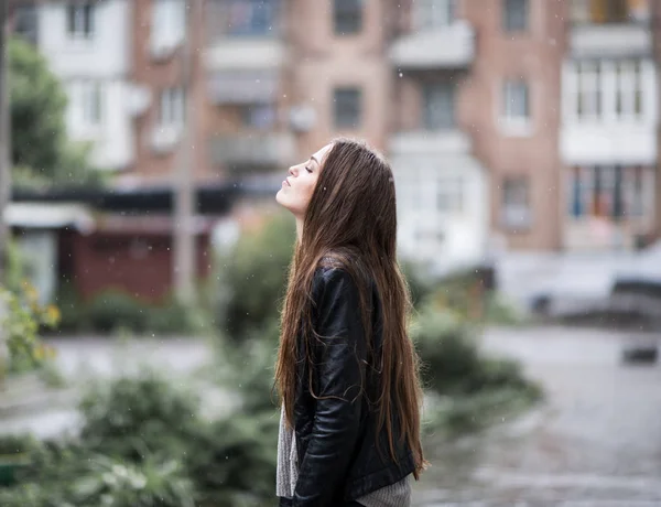 Mladá atraktivní žena stojící v dešti režii její tvář t — Stock fotografie