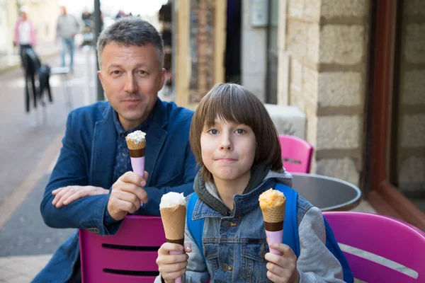 Vater und Sohn essen Eis im Straßencafé, Familienleben — Stockfoto