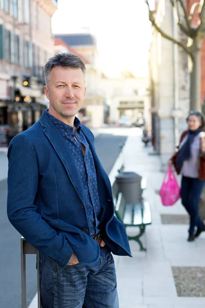 Un hombre guapo. Retrato masculino al aire libre. Hombre de mediana edad, pho calle — Foto de Stock