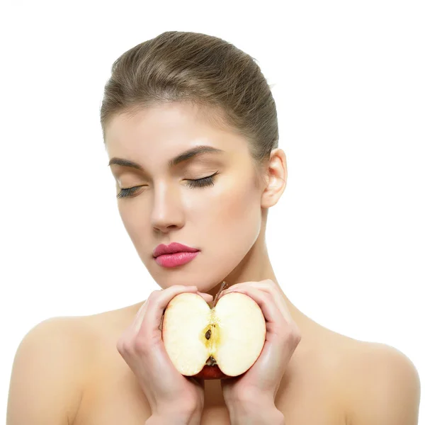 Jeune fille attrayante posant au studio avec de la pomme. Belle fem — Photo