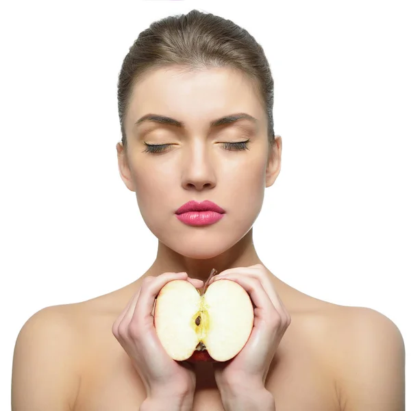 Menina atraente jovem posando no estúdio com maçã. Lindo fem — Fotografia de Stock