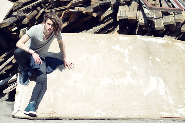 Retrato de un joven guapo sobre tablas de madera, al aire libre. Attrac —  Fotos de Stock