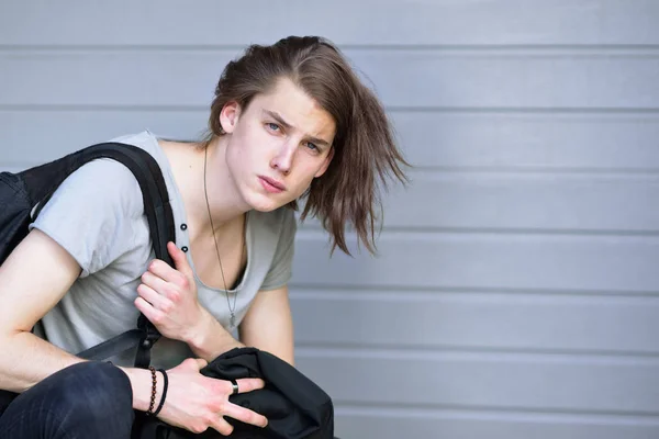 Portret van de jonge knappe man, stad buiten. Aantrekkelijke trendy — Stockfoto