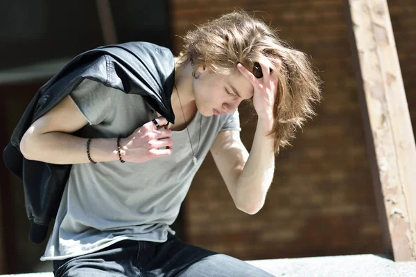 Porträt eines jungen, gut aussehenden Mannes, Stadt im Freien. attraktiv trendy — Stockfoto