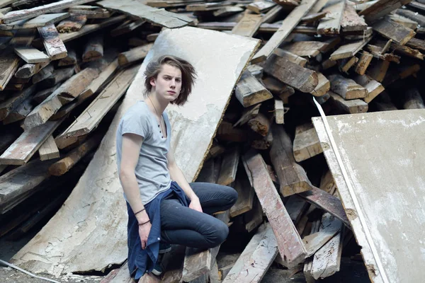 Retrato de un joven guapo sobre tablas de madera, al aire libre. Attrac —  Fotos de Stock