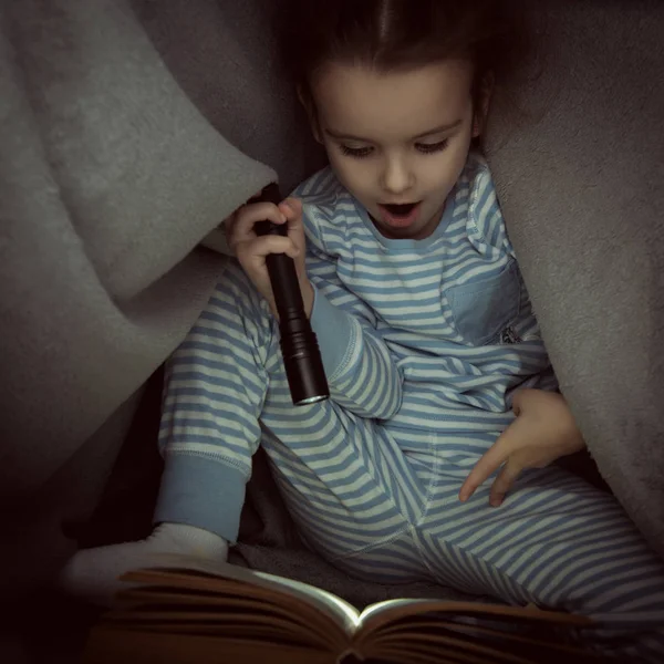 Küçük kız masal okuma kitabı Havva, yorganın altında — Stok fotoğraf