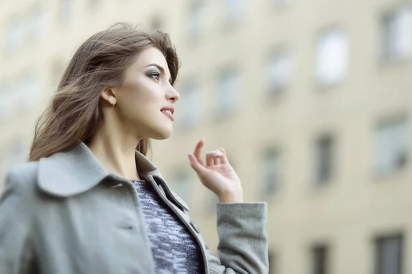 Joven chica bonita, retrato de primavera al aire libre. Hermosa mujer runi — Foto de Stock