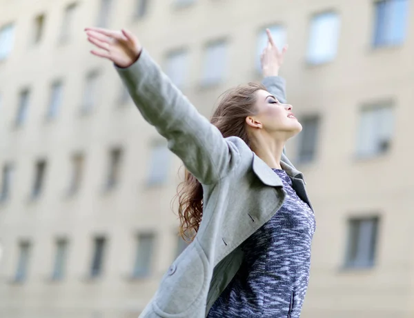 Portrait of 20 years old girl enjoying live over urban backgroun — Stock Photo, Image