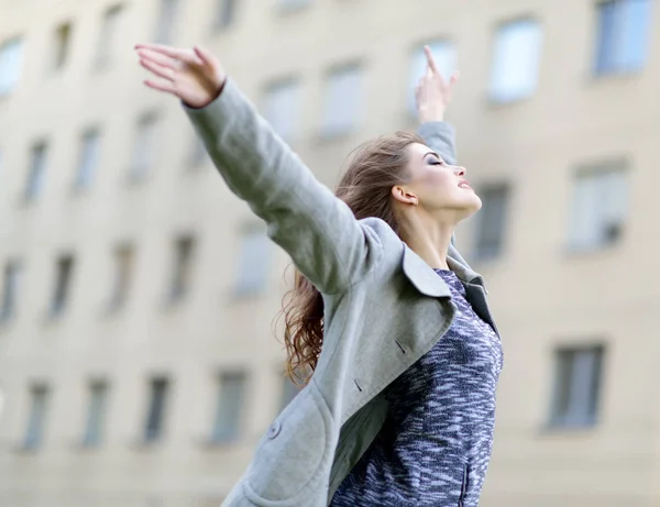 Portrait de fille de 20 ans jouissant en direct sur backgroun urbain — Photo