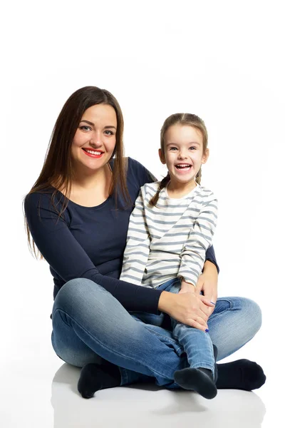 Familienporträt. glückliche Mutter mit ihrer süßen kleinen Tochter posi — Stockfoto