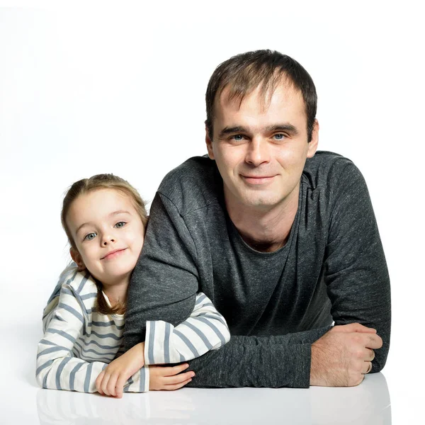 Aile portresi. Onun sevimli küçük kızı posi ile mutlu baba — Stok fotoğraf